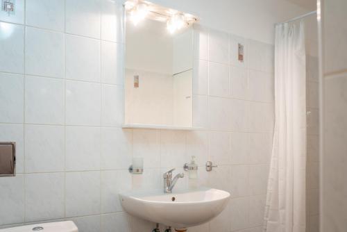 梅尔尼克Dobrý Kanec - Hostinec的白色的浴室设有水槽和淋浴。
