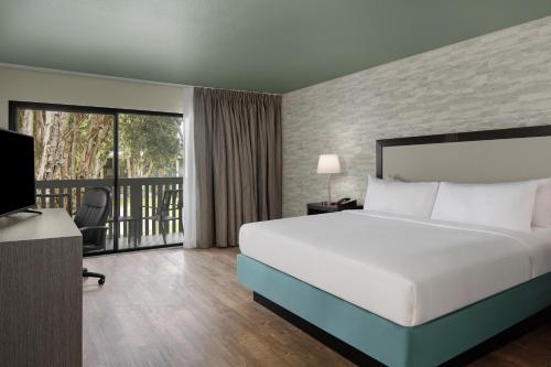 卡尔斯巴德Carlsbad by the Sea Hotel的酒店客房设有一张床和一个阳台。