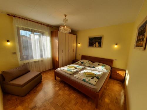 科巴里德Chalet and Apartment Žonir with SAUNA的一间小卧室,配有一张床和一把椅子