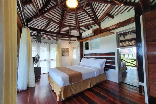 CaluwayanCaluwayan Palm Island Resort & Restaurant的一间卧室,卧室内配有一张大床
