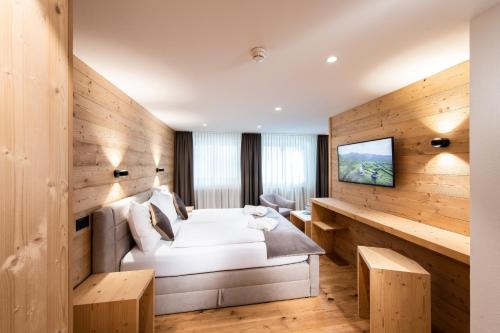 瓦尔贝拉维尔贝拉博斯特酒店的一间酒店客房,配有一张床和一台电视