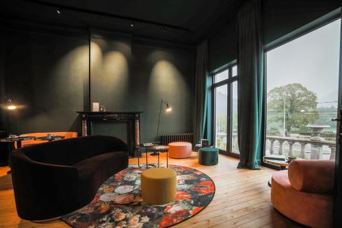 普罗丰德维耶Hôtel Vedette的客厅配有沙发和桌子