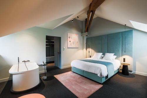 普罗丰德维耶Hôtel Vedette的一间卧室配有一张大床和蓝色床头板