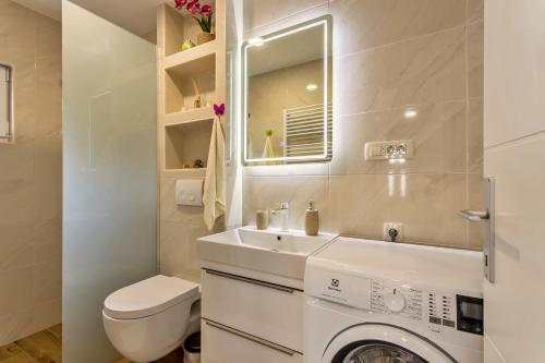 米欧纳Villa Karmelota的一间带水槽和洗衣机的浴室