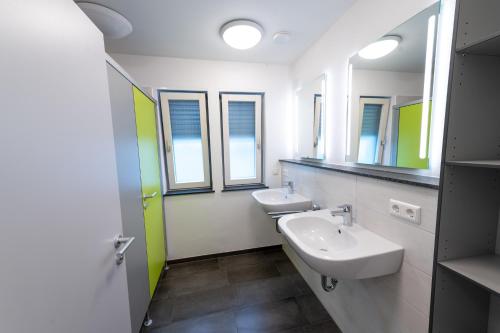 腓特烈港Stadthaus Seeblick G5 - Hostel的浴室设有2个水槽和2面镜子