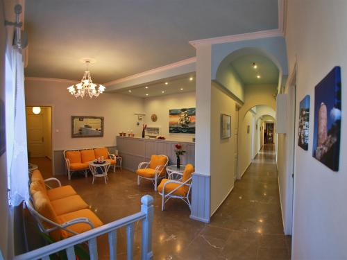伊兹拉西雅纳宾馆的走廊上设有橙色椅子和等候室
