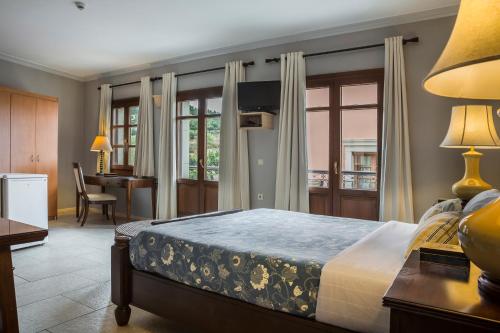 费斯卡尔德宏巴汉布拉套房酒店 - 仅限成人的一间卧室配有一张床、一张桌子和一张书桌