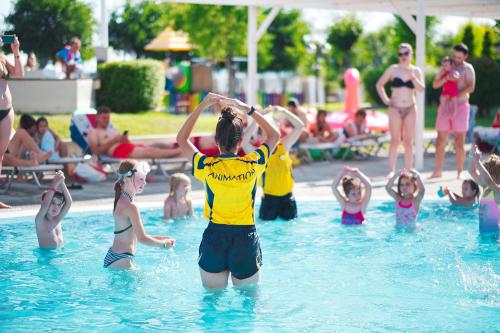 阳光海滩总理堡俱乐部酒店 - 全膳的一群人在游泳池的水中