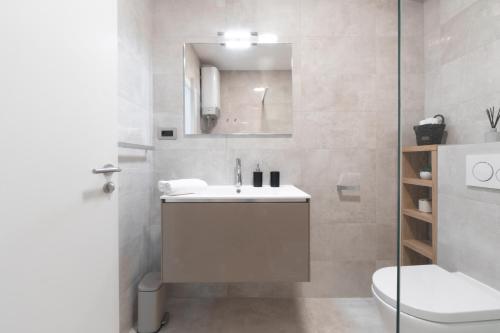 科尔丘拉WISH Apartments的白色的浴室设有水槽和卫生间。