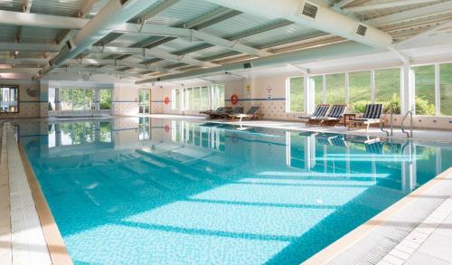 阿伯丁Ardoe House Hotel & Spa的蓝色海水大型游泳池