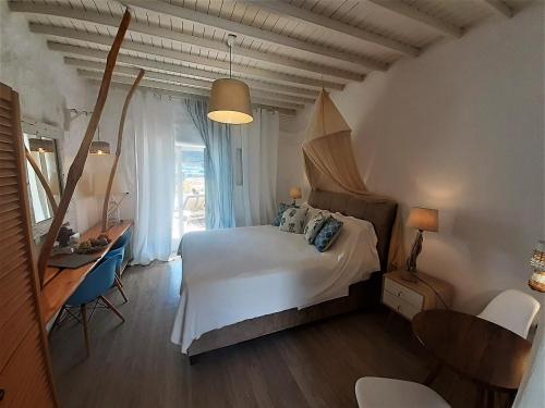 凯勒里瓦迪海滨一室公寓酒店的卧室配有白色的床和窗户。