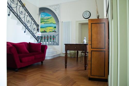 MiglionicoResidenza delle Grazie的客厅配有红色的沙发和桌子
