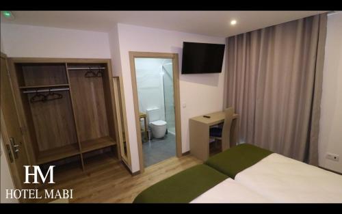 巴伦西亚Hotel MABI的酒店客房,配有床和镜子