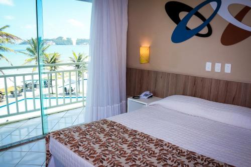 纳塔尔阿姆纳特马尔酒店的一间卧室配有一张床,享有海景
