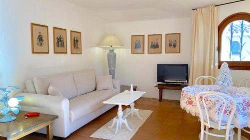 切尔沃港Sea & Beach Apartments Porto Cervo Costa Smeralda的带沙发、桌子和电视的客厅