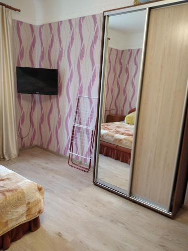 切尔尼戈夫Исторический центр的卧室和卧室的镜子