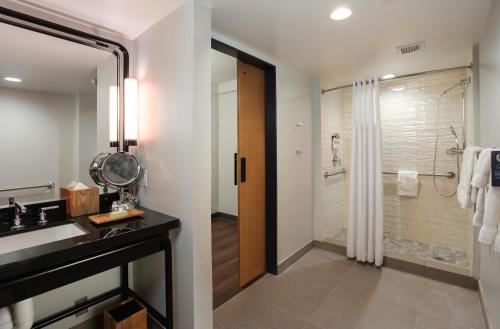 达拉斯The Beeman Hotel的一间带水槽和淋浴的浴室