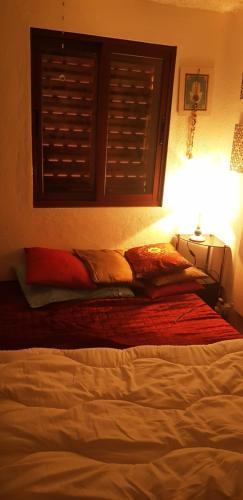 贝尔蒙特Branca Gonçalves Belmonte的一间卧室配有一张床和一张带台灯的桌子