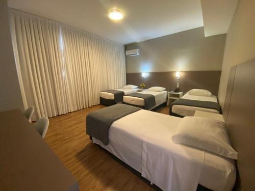 布卢梅瑙Hotel Himmelblau的一间酒店客房,房间内设有三张床