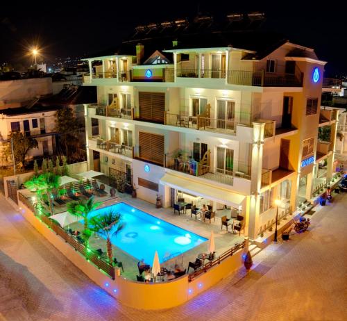 乐托卡亚奥林波斯酒店的一座公寓楼,晚上设有游泳池