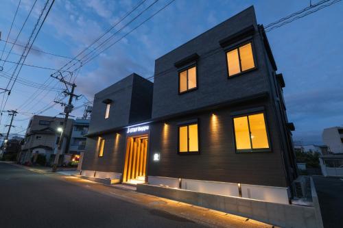 别府J-STAY Beppu indigo的街上有带窗户的黑房子
