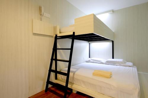 瓜拉丁加奴MP HOSTEL的一间卧室配有带梯子的双层床