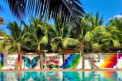 罗夷Cam Bình Resort的棕榈树和蝴蝶的五彩缤纷的围栏