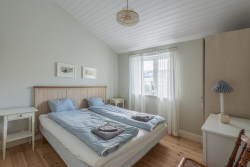 瓦克斯霍尔姆Small Red House In Central Vaxholm的一间卧室配有带毛巾的床