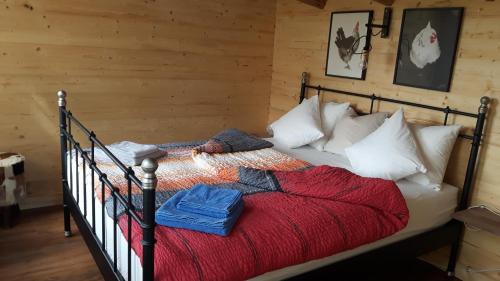 Romantisches Gästehäuschen的小木屋内一间卧室,配有一张床