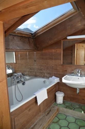 基茨比厄尔附近赖特慕尼克奥城堡酒店的带浴缸和盥洗盆的浴室