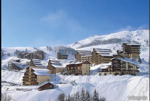 奥瑞斯résidence le bois gentil的山上雪下的小镇