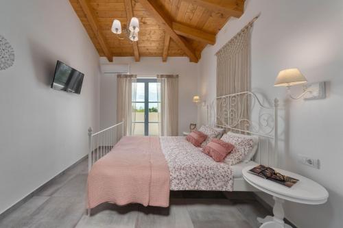 罗维尼Villa Aria Istria的白色卧室设有床铺和水槽
