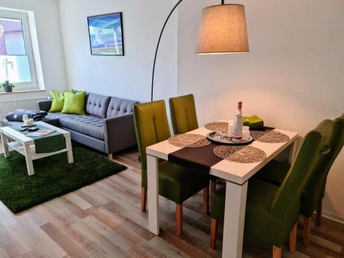 威廉港Fewo-Alter的客厅配有桌椅和沙发
