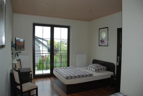 纳达金VillaRenoma的一间卧室设有一张床和一个窗口