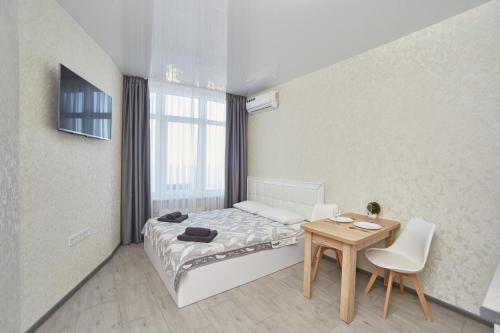 敖德萨Панорамный вид на море 44 Жемчужина Аркадия的一间小卧室,配有一张床和一张桌子
