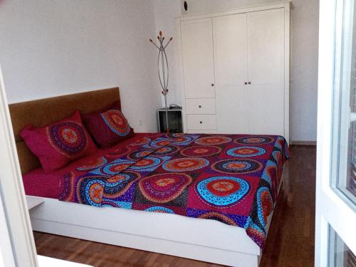 普罗夫迪夫Просторен и добре обзаведен апартамент Oborishte 39 str的一间卧室配有一张带彩色毯子的床