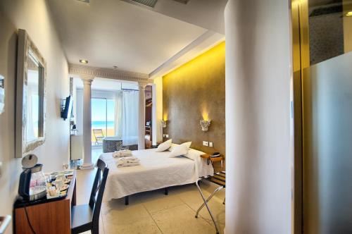 瓦伦西亚Hotel Sabbia by Gabbeach的一间卧室配有一张床,享有一个房间的景色