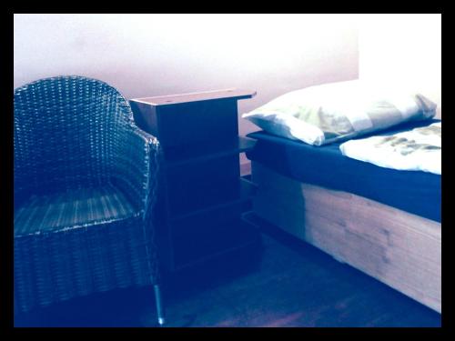 科希策Alžbetina- Luxury Large Apartment 21的一间卧室,配有一张桌子旁的床和一把椅子
