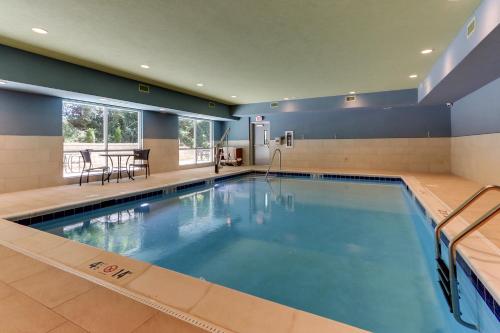 罗阿诺Holiday Inn Express & Suites - Roanoke – Civic Center的游泳池,位于酒店客房内
