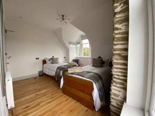 瑟索Manor House Hotel的一间卧室设有两张床和窗户。