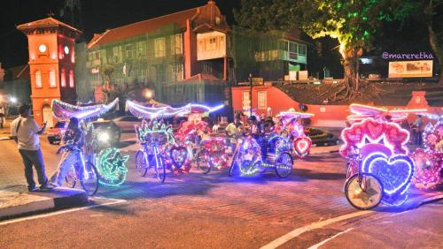 马六甲JOKA-JOKA GUESTHOUSE的一群自行车,在街上装饰着灯光