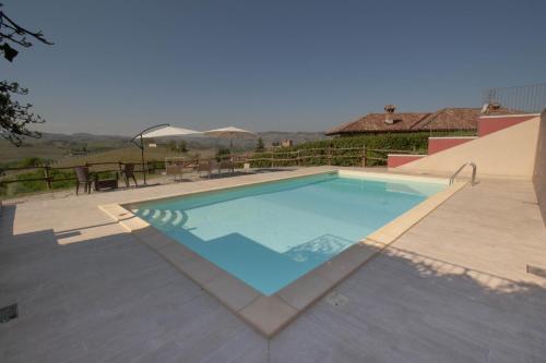 迪亚诺达尔巴博吉奥法力内特地住宿加早餐旅馆的一个带桌子的庭院内的大型游泳池