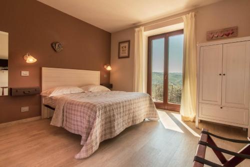 迪亚诺达尔巴博吉奥法力内特地住宿加早餐旅馆的一间卧室设有一张床和一个大窗户