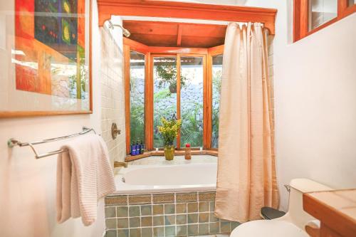 圣克鲁斯拉拉古纳Casa Paxanax的带浴缸的浴室和窗户。