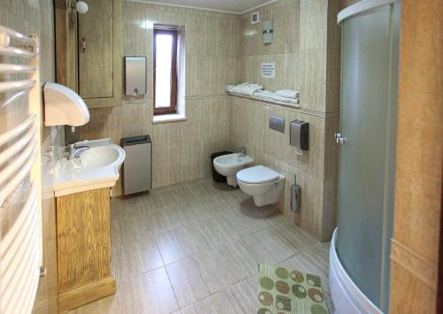 TrebujeniVila Etnica的浴室设有2个卫生间、水槽和浴缸。
