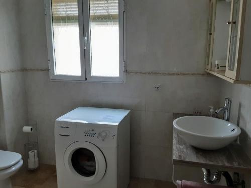 内尔哈Apartamento centro de Nerja的一间带洗衣机和水槽的浴室