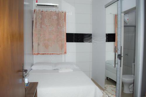 里奥韦尔迪Hostel Prime的一间白色的小浴室,内设卫生间和窗户