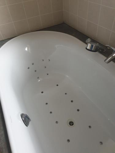 哈勒Beautiful rooms at countryside Brussels的浴室设有白色浴缸。