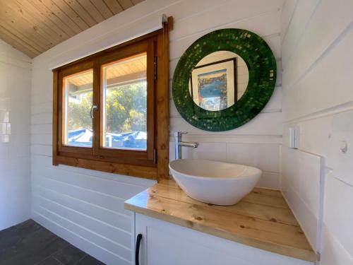 金斯科特Bretts Rest AZA的一间带碗水槽和窗户的浴室
