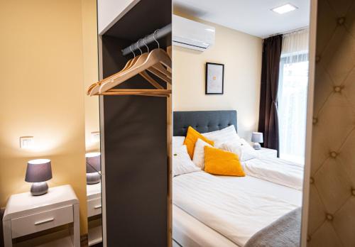 托考伊Fakapu Pince és Panzió的一间带双层床的卧室和一间带梯子的卧室